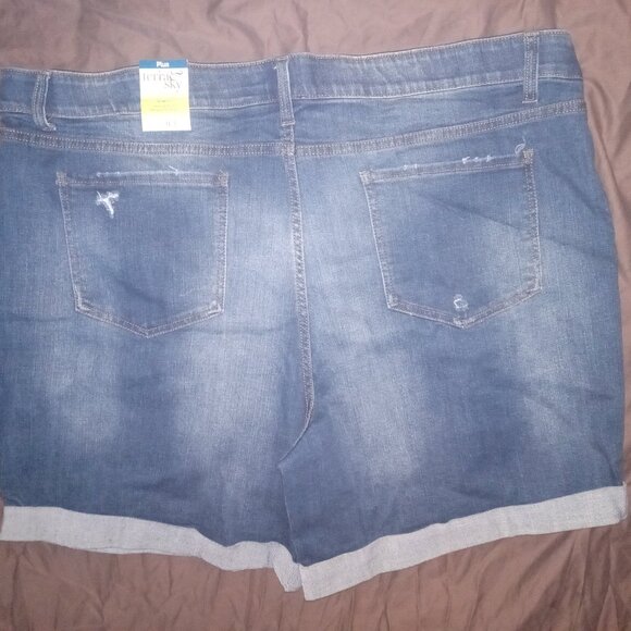 Shorts and tank top - Picture 2 of 7